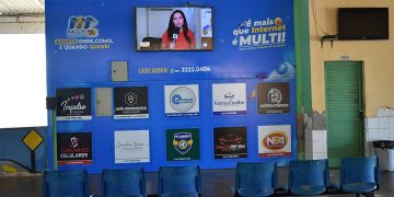 Multi instala painel publicitário no terminal rodoviário disponibilizando TV de 70pol