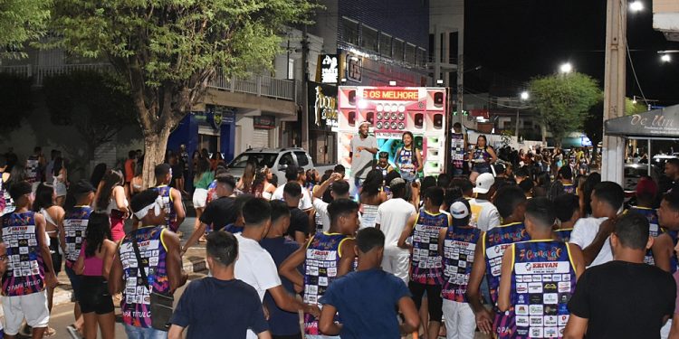 Bloco AL-Kaida realiza primeira noite de puxada pela Avenida Marechal Deodoro