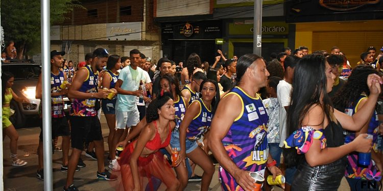 Bloco AL-Kaida agita a cidade no último dia de carnaval