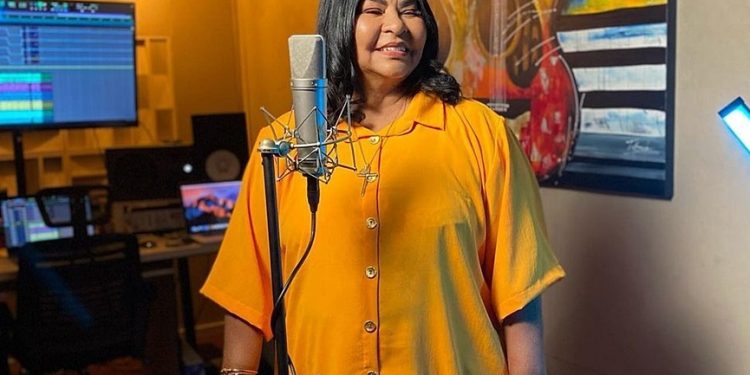 Cantora Vera de Maria Maga segue internada em hospital, mas apresenta melhora; Família pede orações