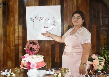 Meire, comemora aniversário de 50 anos com a família e amigos.