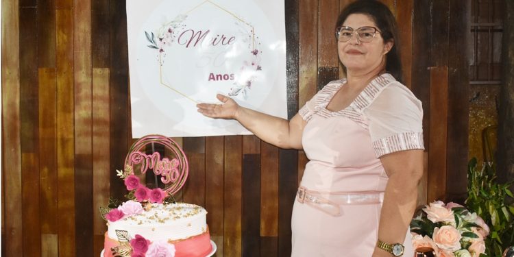 Meire, comemora aniversário de 50 anos com a família e amigos.
