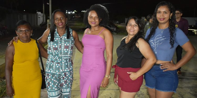 Palestra é ministrada em alusão ao Dia Internacional da Mulher no bairro Correnteza