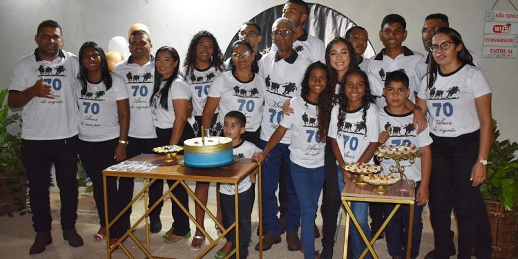 Sr. Júlio comemorou a chegada dos seus 70 anos com uma grande festa