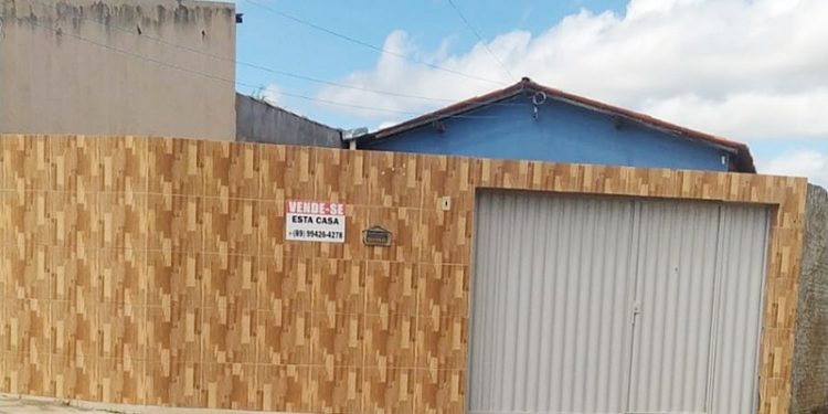 Vende-se uma casa no bairro Choró, em Paulistana.