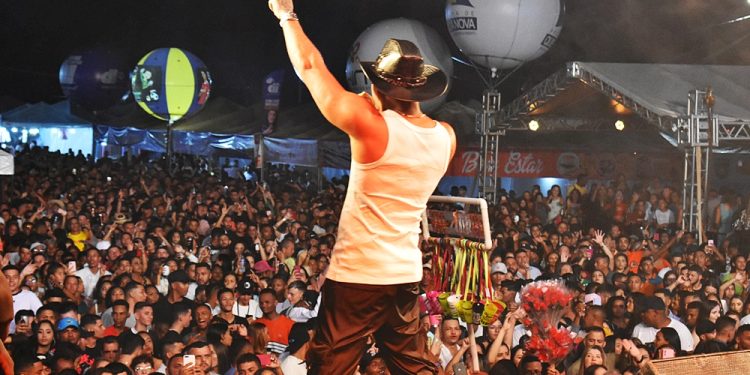 Álbum de fotos da 2° noite de festa da 11ª Caprinova e comemoração de 31 anos de Emancipação Política de Queimada Nova