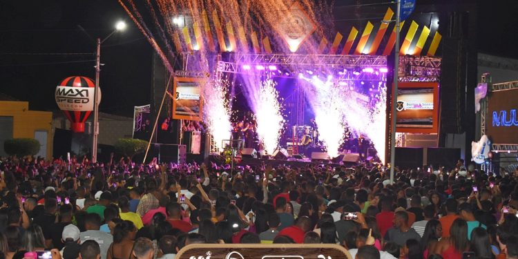 1ª noite de ExpoAcauã é marcada por grande quantidade de público