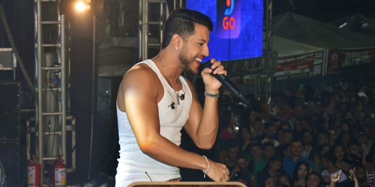 Shows de Kevi Jonny, Junior Vianna e Fabinho Testado encerram segunda noite da 12ª ExpoAcauã e XIX Festa do Vaqueiro (veja as fotos)
