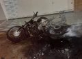 Policiais militares do 20° BPM conduzem indivíduo a delegacia por atear fogo na motocicleta da companheira