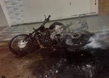 Policiais militares do 20° BPM conduzem indivíduo a delegacia por atear fogo na motocicleta da companheira