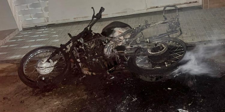 Policiais militares do 20° BPM conduzem indivíduo a delegacia por atear fogo na motocicleta da companheira