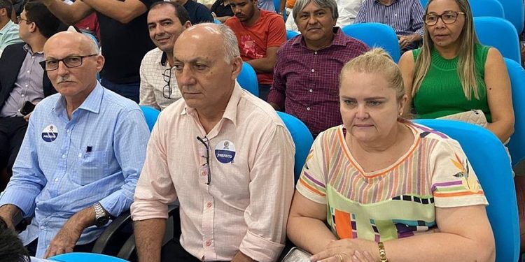 Prefeitos das cidades de Paulistana, Queimada Nova, Jacobina e Acauã, participam de audiência com o governador, Rafael Fonteles, para discutir demandas dos municípios