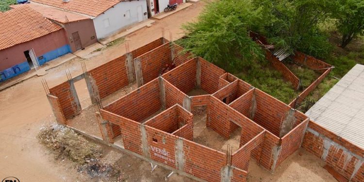 Vende-se casa em fase de construção no Bairro Industrial