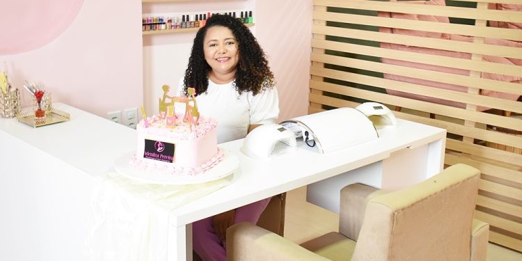 Adenilza Pereira inaugura espaço de podologia e design de unhas com sucesso