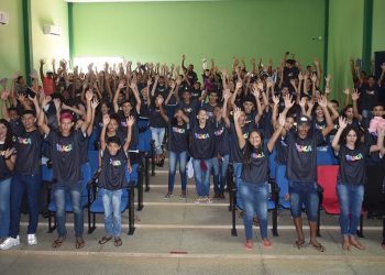 Prefeitura de Paulistana promove entrega de camisas para jovens do NUCA em evento de incentivo à participação cidadã