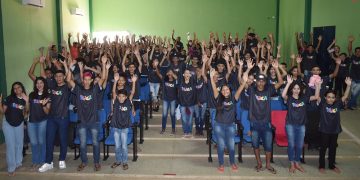 Prefeitura de Paulistana promove entrega de camisas para jovens do NUCA em evento de incentivo à participação cidadã