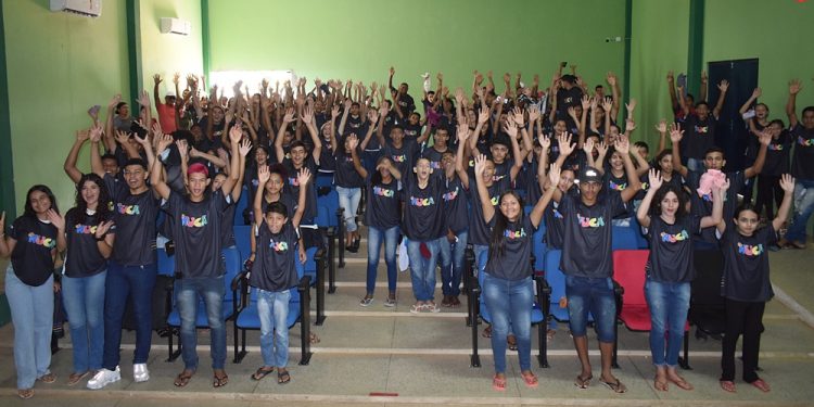Prefeitura de Paulistana promove entrega de camisas para jovens do NUCA em evento de incentivo à participação cidadã