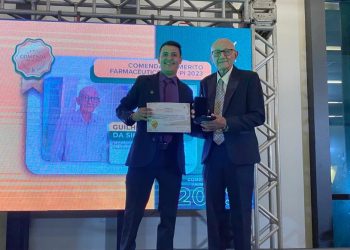 Farmacista Guilherme Batista Silva recebe a Comenda do Mérito Farmacêutico pelo seu notável trabalho na região de Paulistana