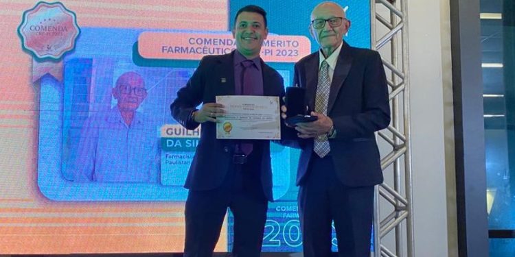 Farmacista Guilherme Batista Silva recebe a Comenda do Mérito Farmacêutico pelo seu notável trabalho na região de Paulistana