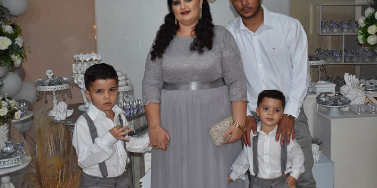 Batizado dos irmãos Emersson Jardiel e Enzo Gabriel: Um momento de fé e celebração.