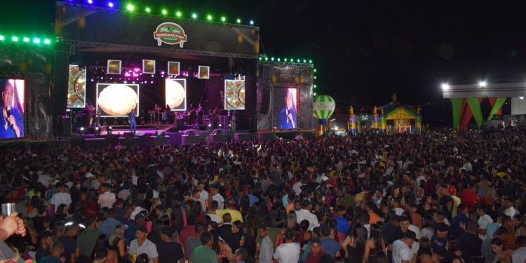 Recorde de Público Marca a Segunda Noite da Ovinocaprishow com Shows da Banda Raça Negra e do Cantor Romim Mata