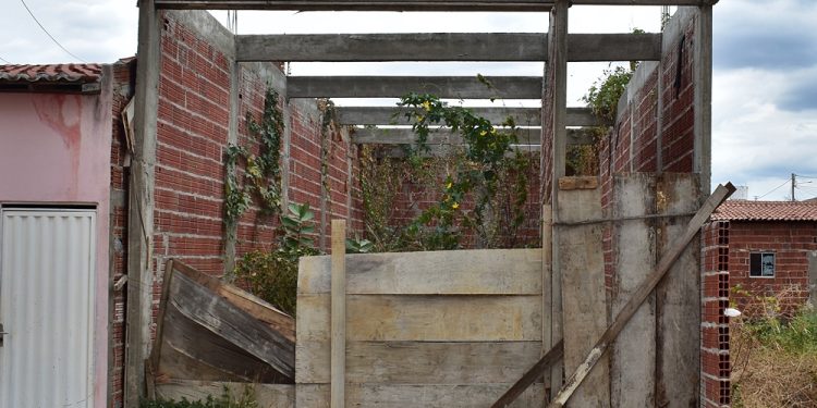 Oportunidade de Investimento em Paulistana: Terreno com Estrutura Inacabada Disponível para Venda