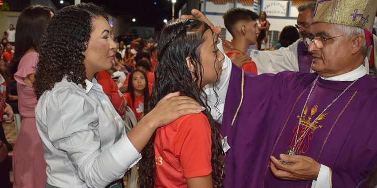 Celebração de Crisma Emociona Jovens em Paulistana