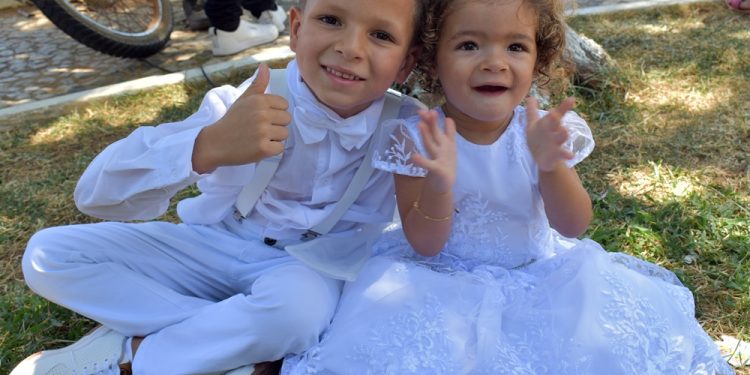 Bênçãos e Alegria: O batizado dos irmãos Davi Lucas e Alana na Igreja de Nossa Senhora dos Humildes