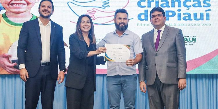 Prefeito Gd recebe certificado de investimento em educação infantil durante anúncio de novas ações no Piauí