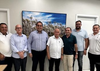 Prefeito de Queimada Nova, Raimundo Júlio, se reúne com deputados Georgiano e Júlio César para discutir demandas municipais
