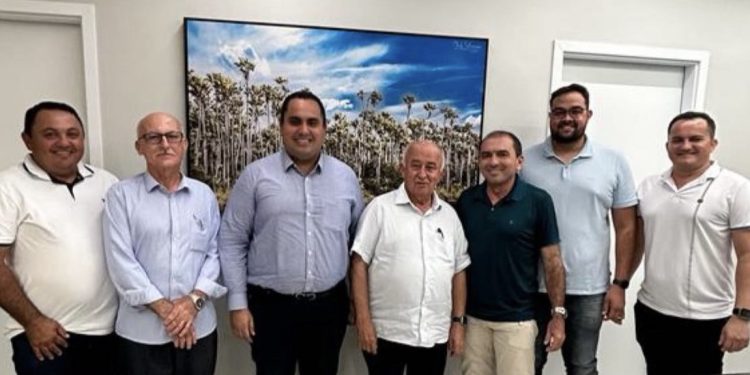 Prefeito de Queimada Nova, Raimundo Júlio, se reúne com deputados Georgiano e Júlio César para discutir demandas municipais