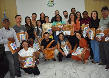Prefeito de Jacobina fortalece cuidados de saúde com distribuição de kits para agentes e anúncio de grandes obras no setor