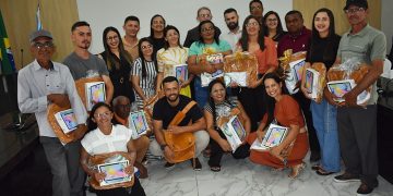 Prefeito de Jacobina fortalece cuidados de saúde com distribuição de kits para agentes e anúncio de grandes obras no setor