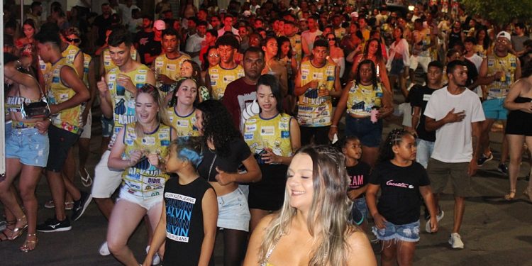 Bloco Al-Kaida e Tô na Farra agitam Paulistana no primeiro dia de carnaval