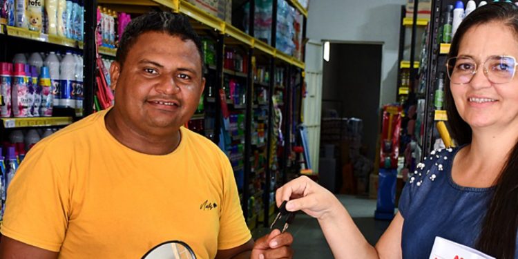 Supermercado do Irmão em Paulistana Realiza Sorteio Mega Prêmios: Homem de Jacobina do Piauí Ganha Moto 0km