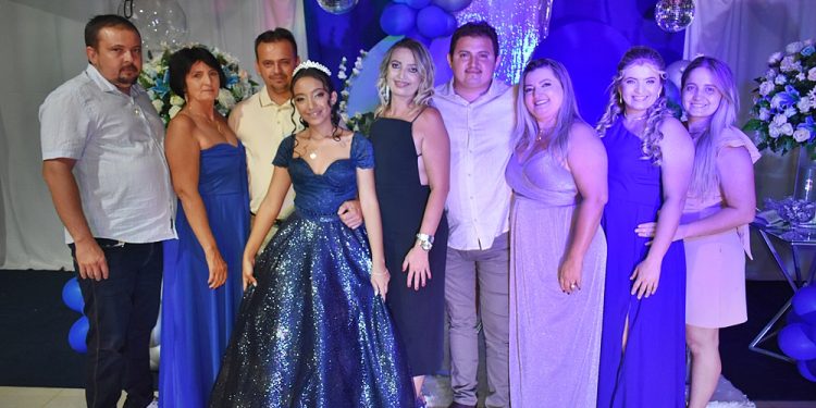 Elegância e Emoção: Francinny Celebra Seus 15 Anos com Festa Inesquecível