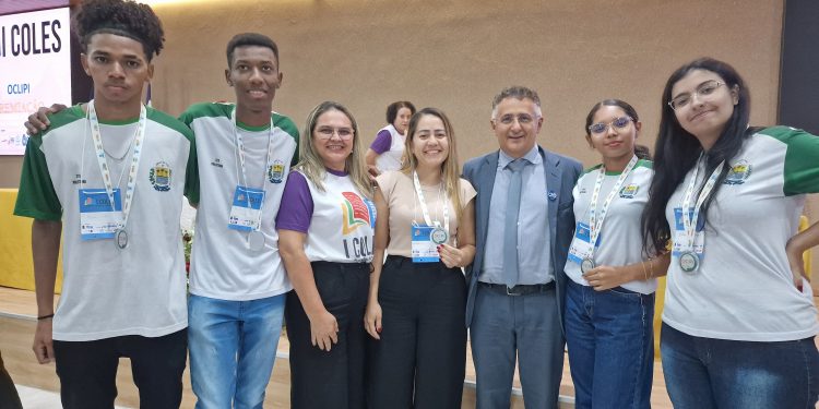 Durante Congresso Nacional de Letramentos, projeto desenvolvido por professora e estudantes do Ceti Paulistana fica entre os 10 melhores do estado e garante medalha de prata na OCLIPI. O projeto ganhou em 1º Lugar o “Selo Escola Inclusiva”.