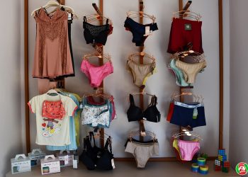 A Delírios Lingerie e Moda Íntima convida todos a conhecerem seu espaço, um ambiente acolhedor e repleto de peças exclusivas que combinam qualidade e conforto. Com mais de 20 anos de atuação no mercado, a loja se tornou referência na fabricação própria e na oferta de multimarcas para o público adulto e infantil.