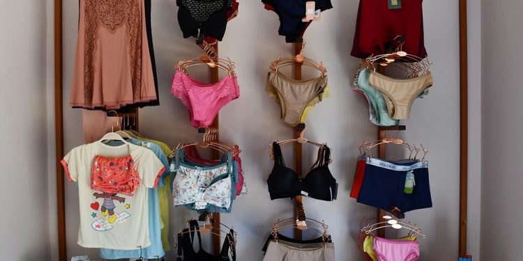 A Delírios Lingerie e Moda Íntima convida todos a conhecerem seu espaço, um ambiente acolhedor e repleto de peças exclusivas que combinam qualidade e conforto. Com mais de 20 anos de atuação no mercado, a loja se tornou referência na fabricação própria e na oferta de multimarcas para o público adulto e infantil.