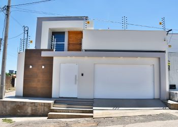 Linda Casa de Esquina à Venda com Conforto e Segurança: 3 Quartos, Energia Solar e Hidromassagem