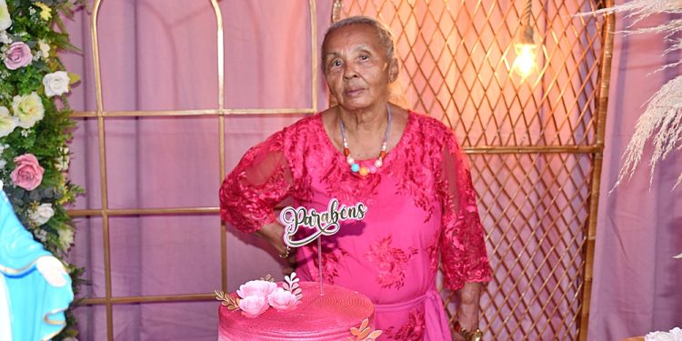 Dona Mariinha celebra 83 anos com missa, jantar especial e música ao vivo