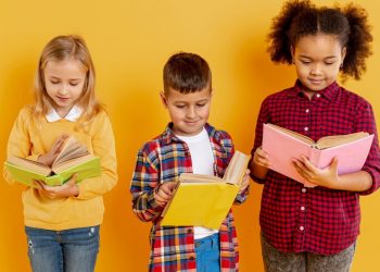 O Ministério da Educação (MEC) pagará, a partir de terça-feira (25), a parcela de R$ 1 mil do Pé-de-Meia a estudantes que participam do programa e que concluíram um dos três anos do ensino médio regular em escola pública em 2024. Os pagamentos dessa parcela de incentivo à conclusão do curso seguem até quinta-feira (27), de acordo com a série dos estudantes.