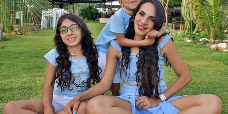 Laços Eternos: Hildemária Vitor Rodrigues e Seus Filhos em Momentos Inesquecíveis