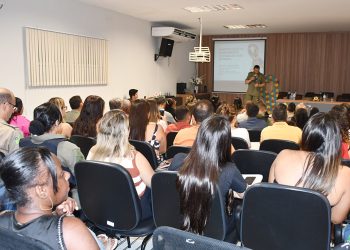 Autoridades e Especialistas se Reúnem para Abordar o Atendimento a Pessoas com Autismo