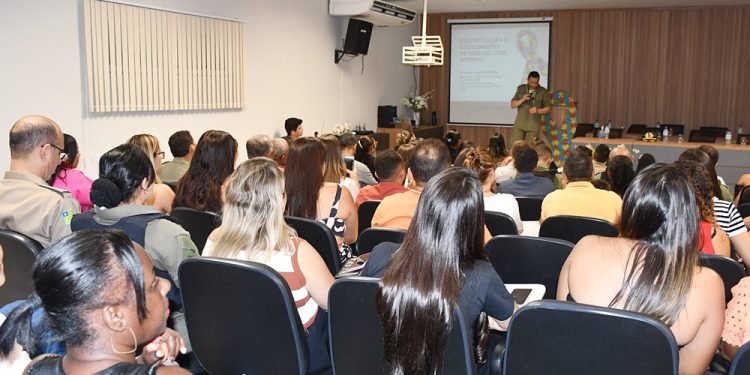 Autoridades e Especialistas se Reúnem para Abordar o Atendimento a Pessoas com Autismo