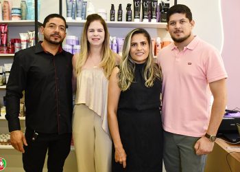 Na noite de ontem, 10 de abril, foi realizada a inauguração oficial da loja Jucy Cosméticos e Perfumaria, em um evento marcado por muita emoção e gratidão. O momento teve início com um culto em ação de graças, reunindo familiares, amigos, clientes e convidados para celebrar essa nova conquista.