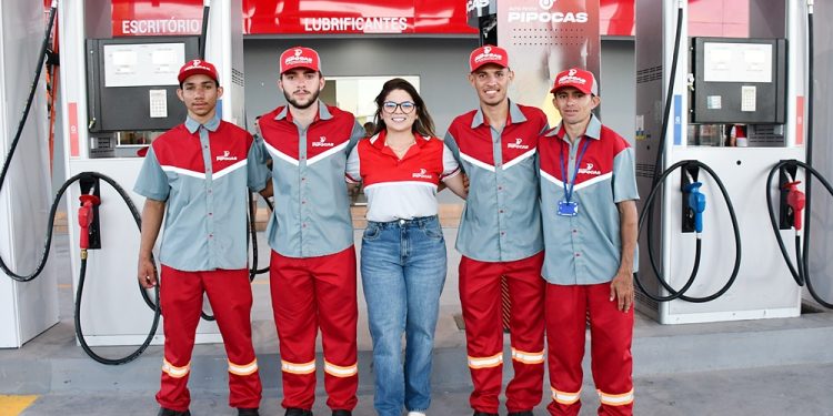 Na tarde do último domingo, 6 de abril, foi inaugurado o Auto Posto Pipocas, Pousada e Conveniência, um novo empreendimento que promete oferecer mais conforto e qualidade aos viajantes e moradores da região. Localizado às margens da BR-407, nas proximidades do Posto Fiscal Pipocas, o novo posto de combustível chega como uma importante opção de parada para quem trafega pela rodovia.