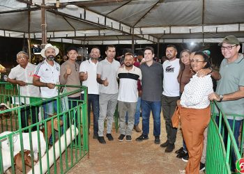 Prefeito Osvaldo entrega tratores às comunidades do Mucambo e Aroeira