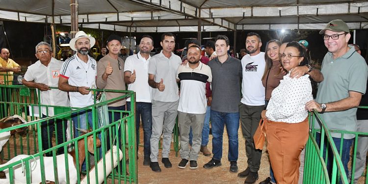 Prefeito Osvaldo entrega tratores às comunidades do Mucambo e Aroeira