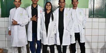 Cerimônia do Jaleco marca momento especial para estudantes do CETI Lucinete Santana